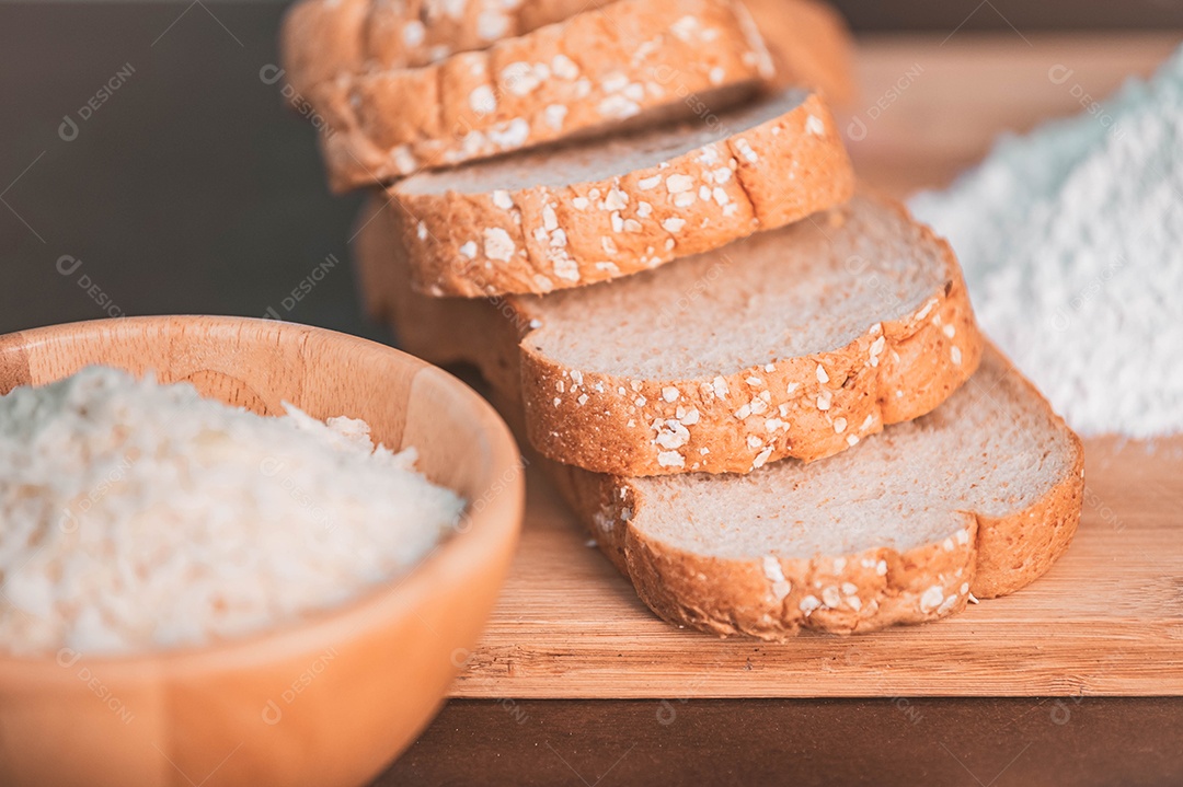 Corte o arroz de pão e a farinha na tábua de madeira. Nutritivo de alimentos de fibra e conceito de ingrediente de carboidratos.