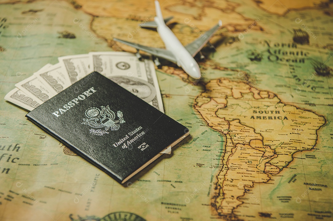 Visão superior dos adereços de planejamento turístico e acessórios de viagem.