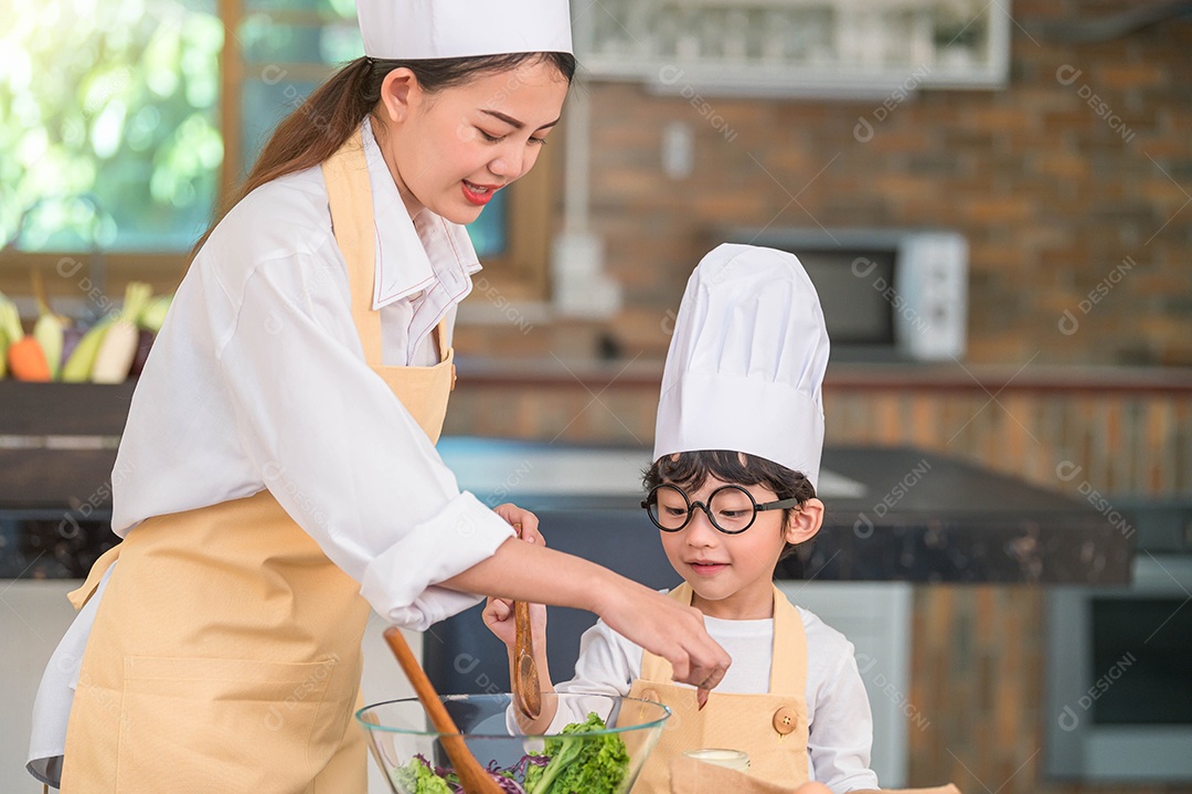 Feliz linda mulher asiática e menino bonitinho com óculos.