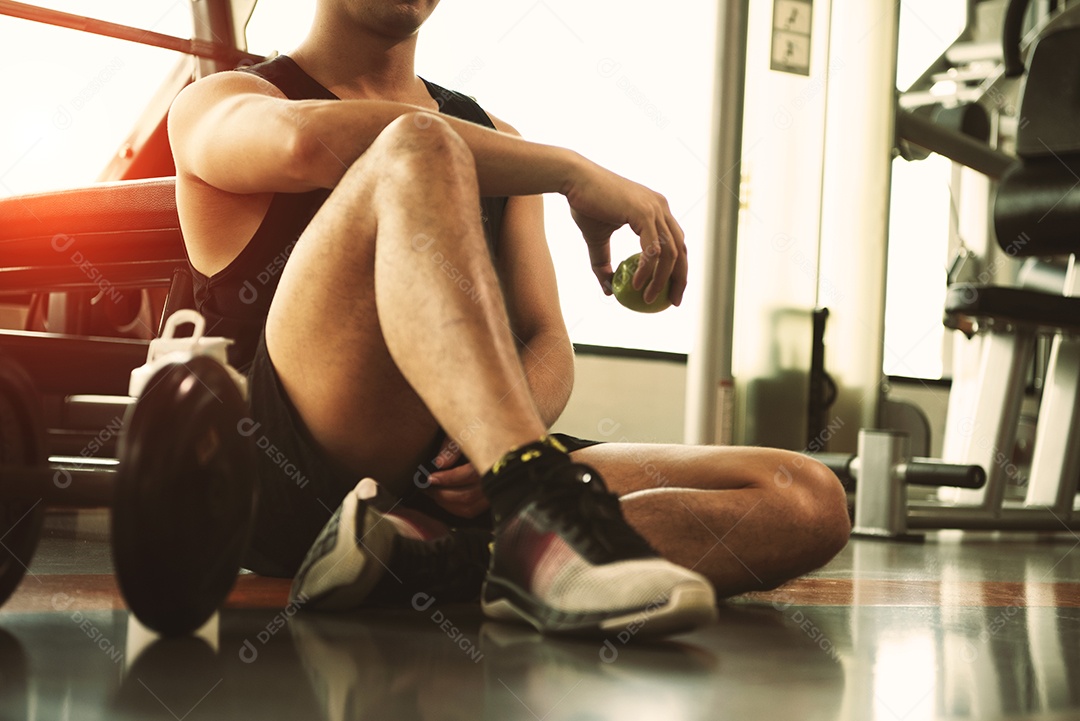 Esporte homem exercício e treino no ginásio de fitness. O homem relaxa.