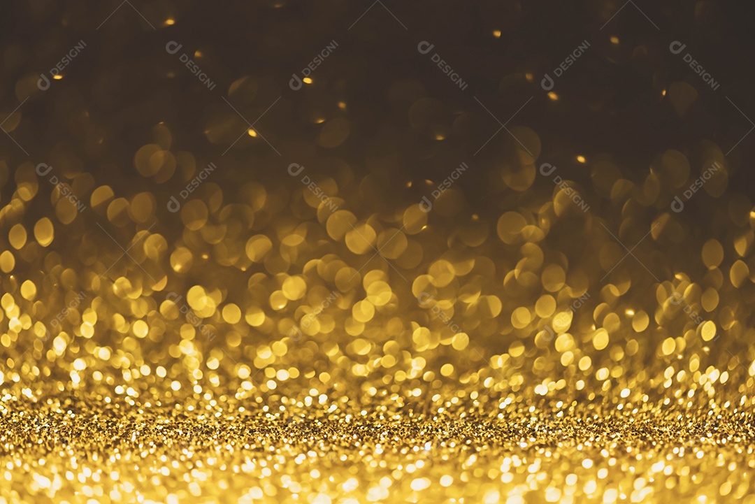 Fundo de luzes de brilho de glitter dourados. Brilho desfocado abstrai luz cintilante e estrelas brilhantes. Fundo do conceito de festa de Natal e ano novo. Poeira estelar do close-up.