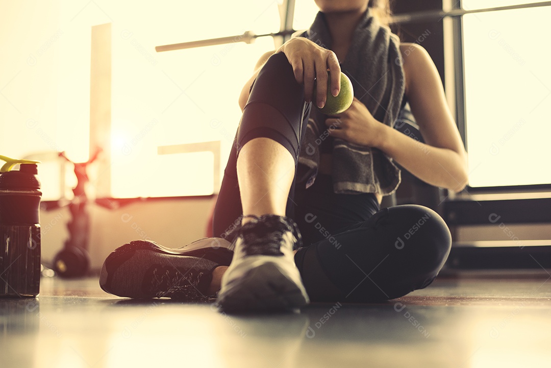 Treino de exercício de mulher esportiva no ginásio de esportes de fitness segurando verde.