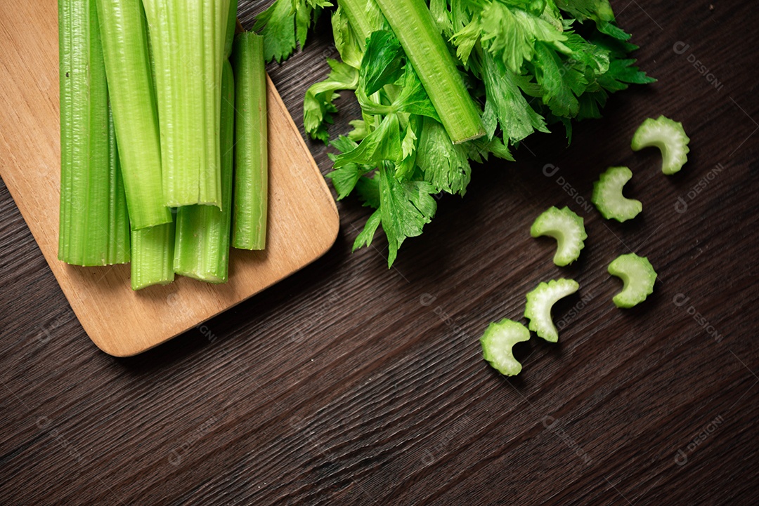 Vista superior do monte de talo de aipo fatiado fresco na mesa de madeira.