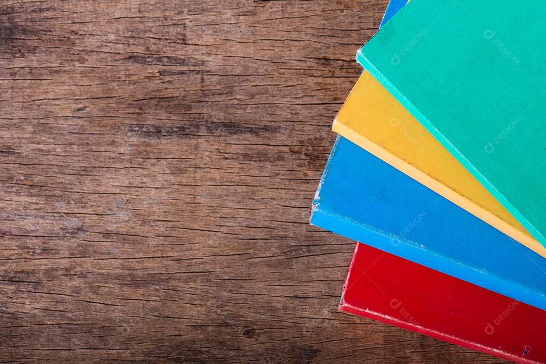 Vista superior do empilhamento de livros na mesa de madeira. Conceito de educação e objeto.