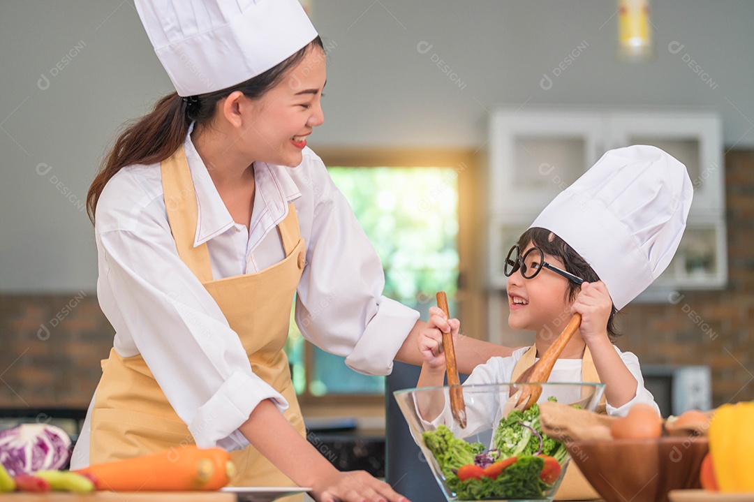 Feliz linda mulher asiática e menino bonitinho com óculos.