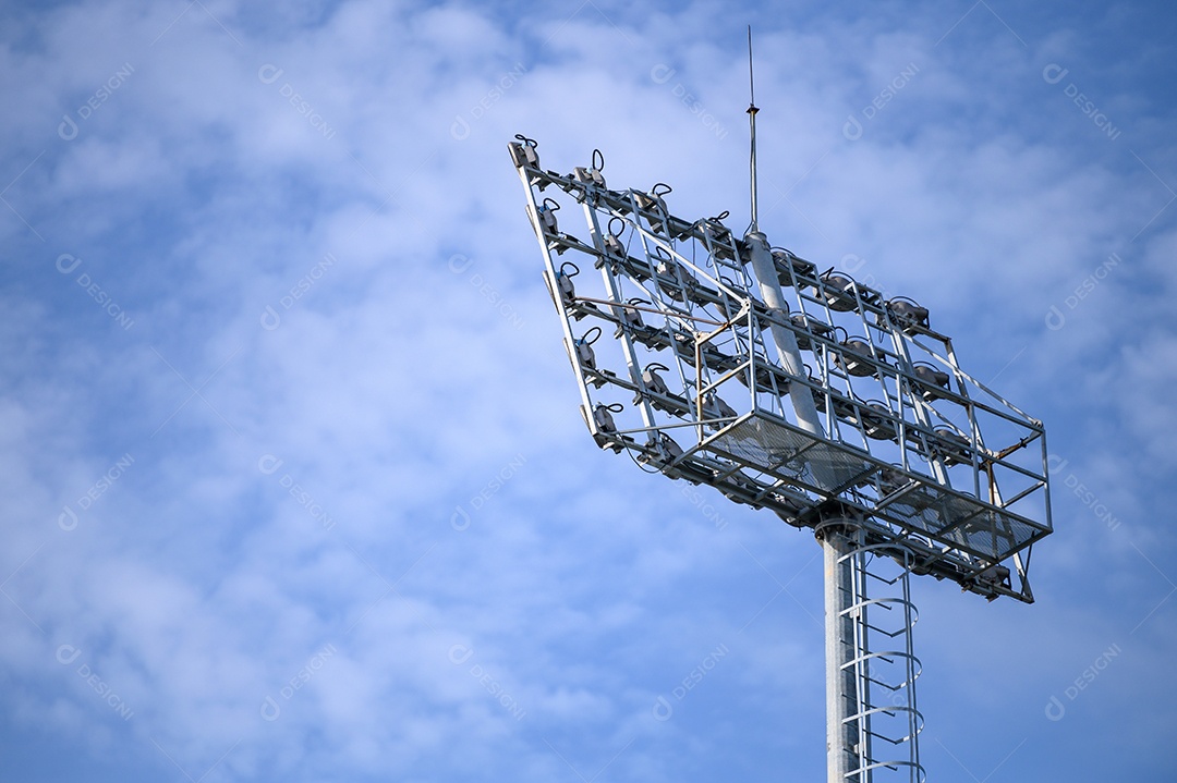 Refletores do estádio do esporte com fundo do céu azul. Lâmpada de luz de futebol.