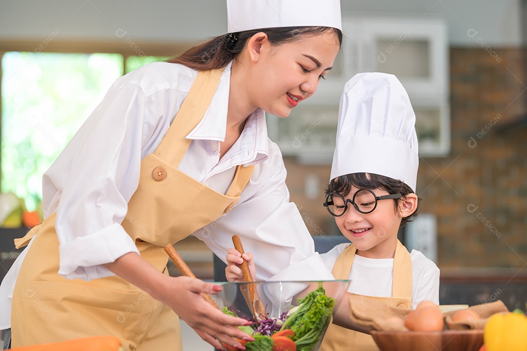 Feliz linda mulher asiática e menino bonitinho com óculos.