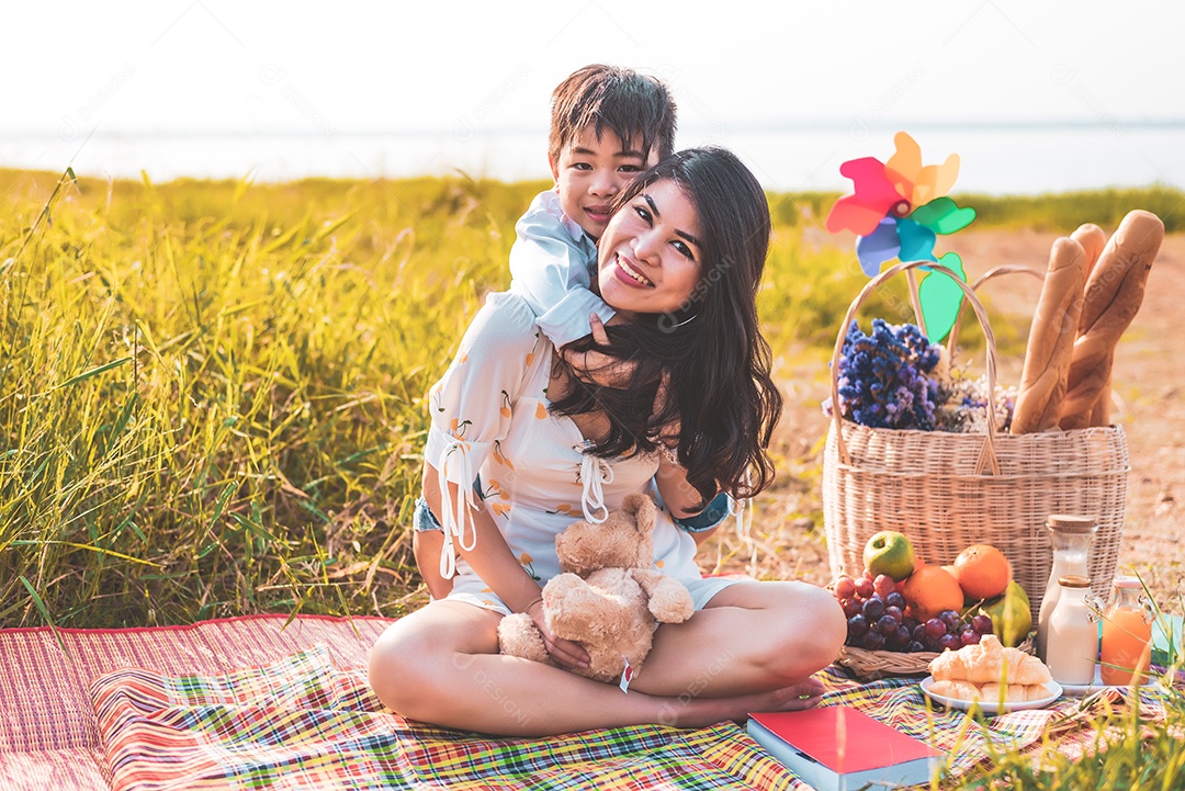 Linda mãe asiática e filho fazendo piquenique e no verão de Páscoa.
