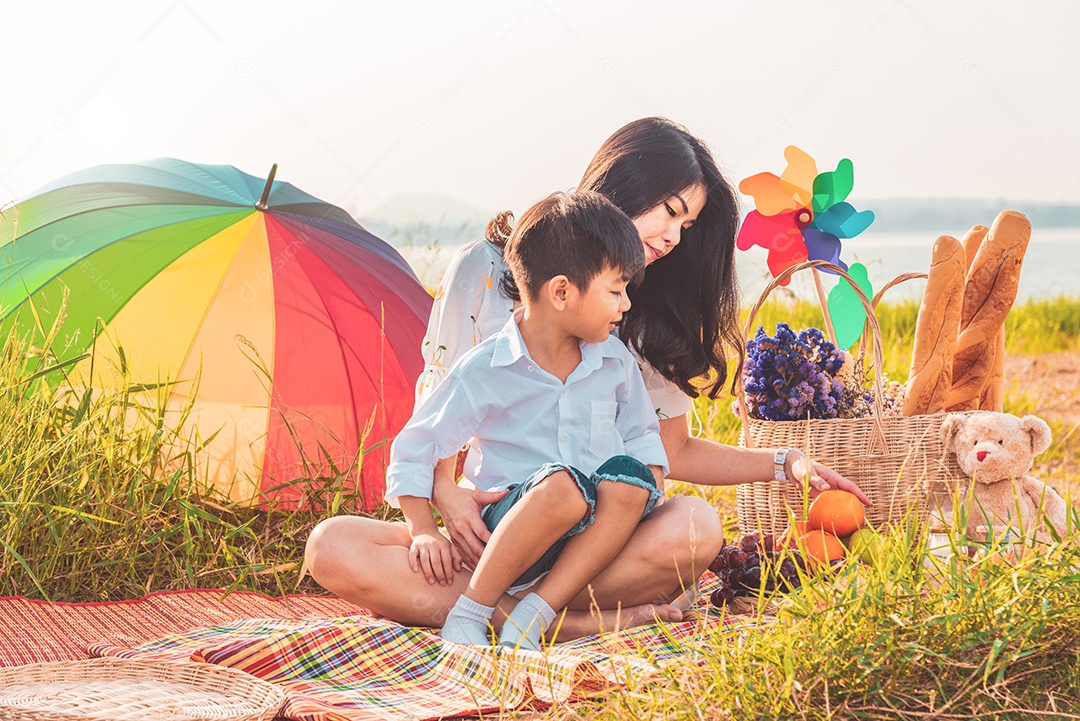 Linda mãe asiática e filho fazendo piquenique e no verão de Páscoa.