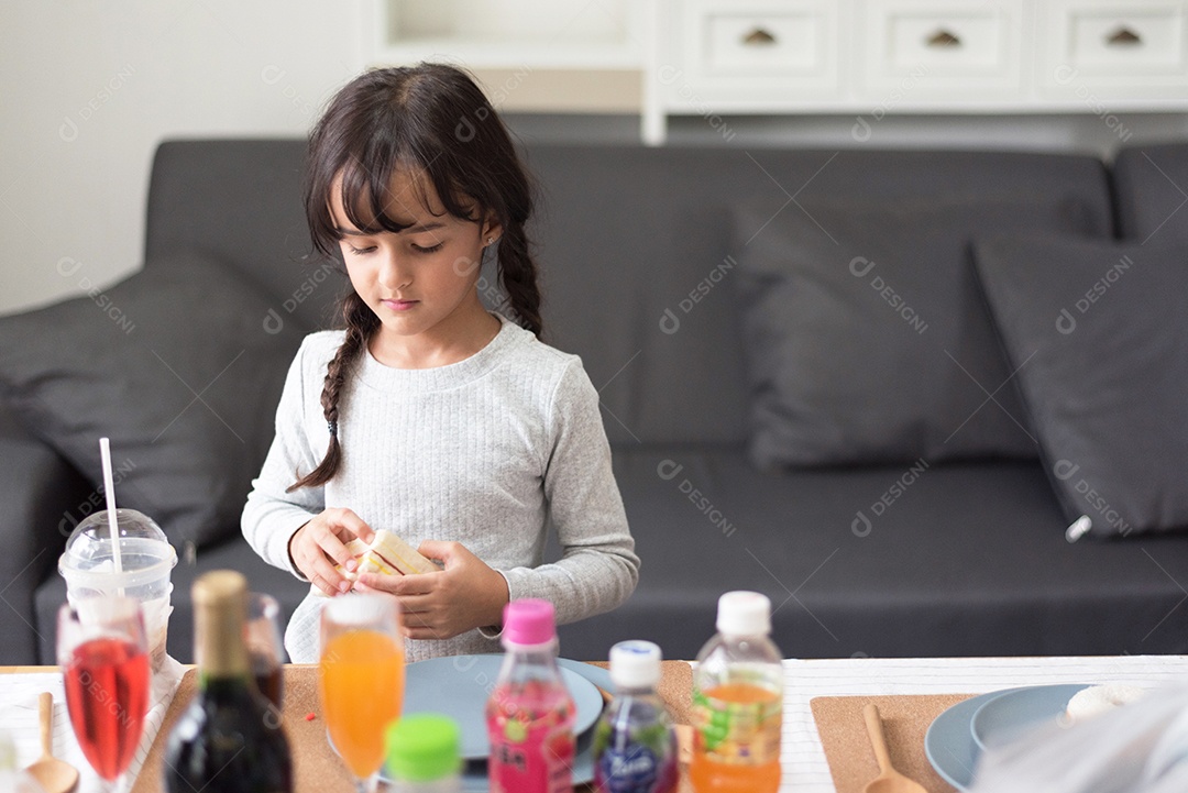 Menina feliz se preparando para cozinhar com brinquedo como chef na vida.