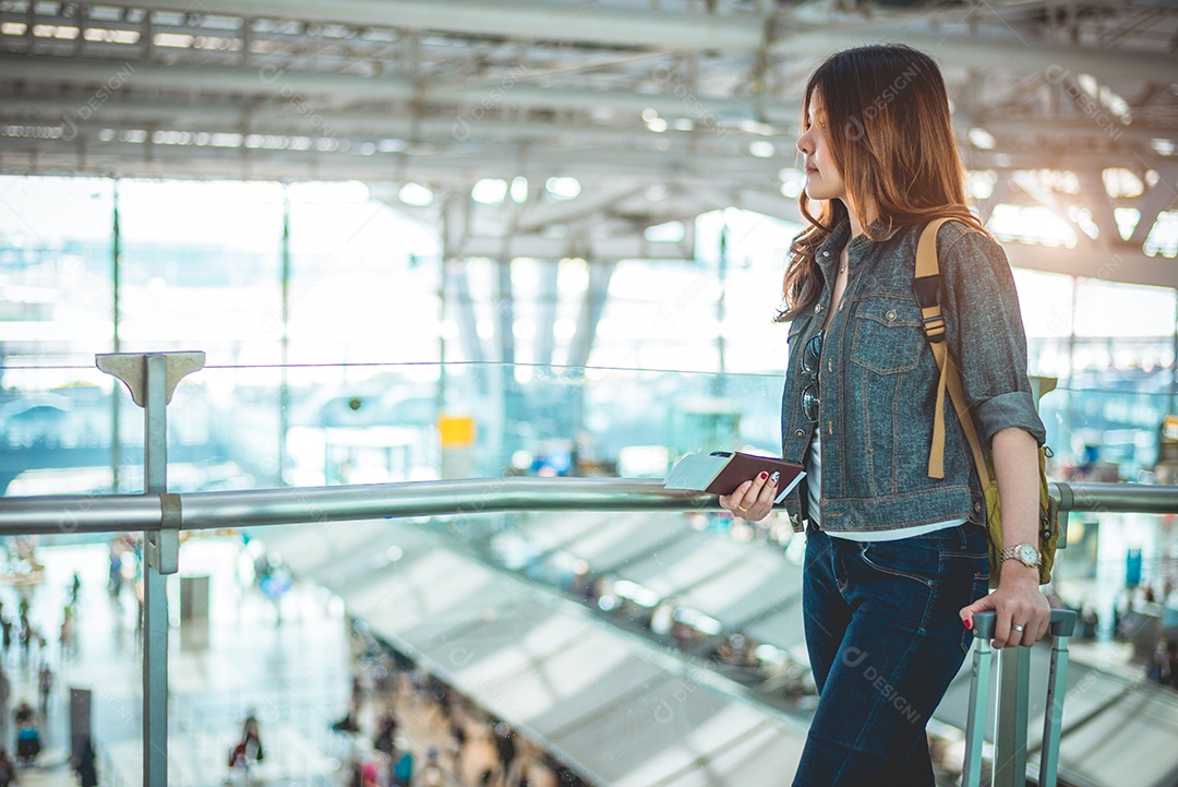 Turistas femininas de beleza segurando passaporte e esperando o voo.