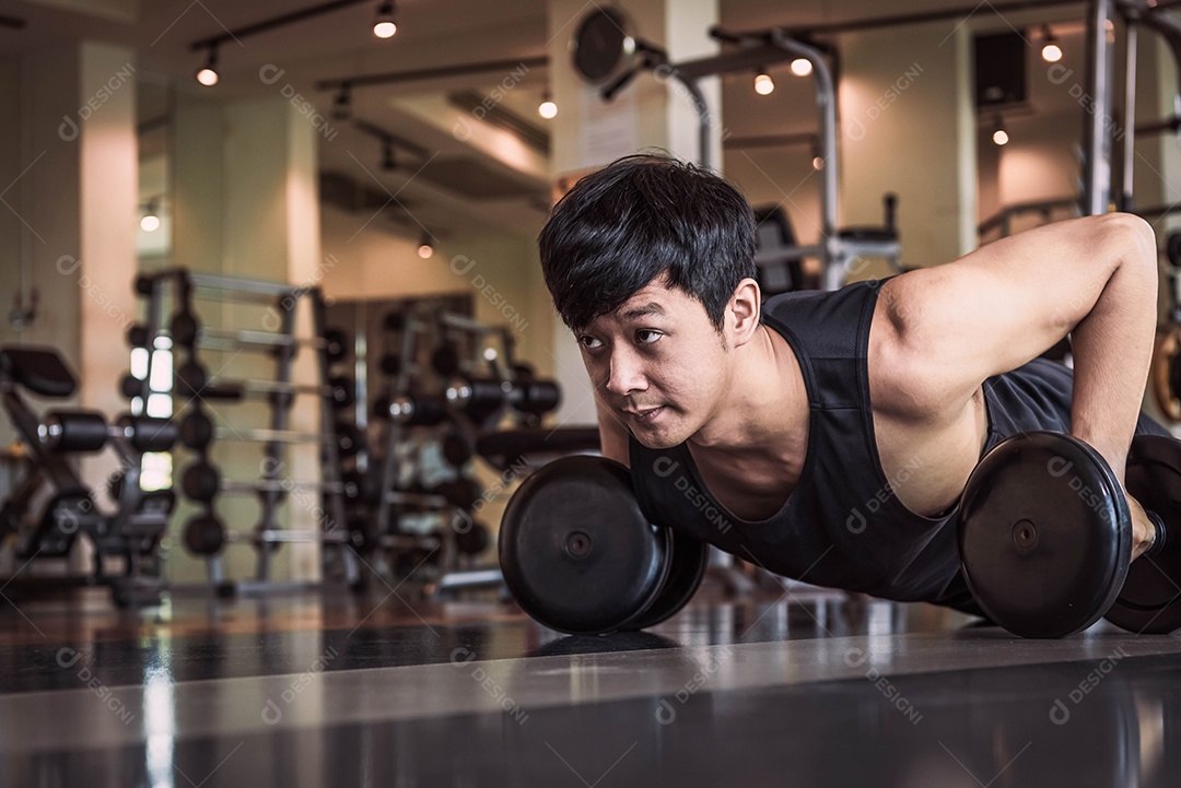 Retrato de homem de aptidão asiática fazendo exercícios de empurrar para cima.