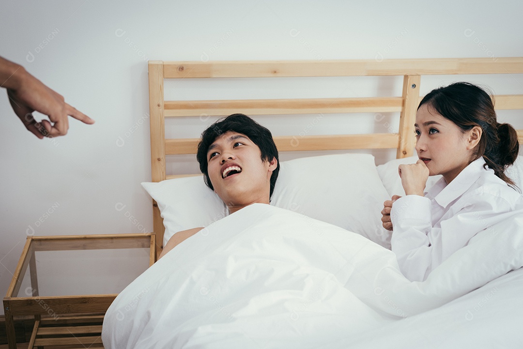 Adúltero asiático e sua esposa infiel são indicados por casamento.