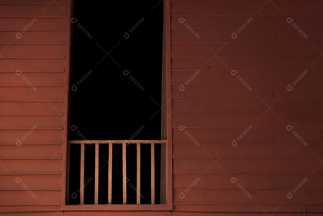 Balcão de madeira com quarto escuro na janela. Casa de estilo tailandês.