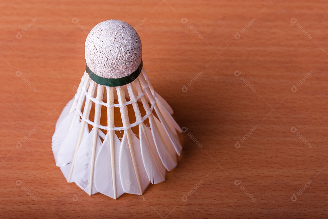 Peteca de badminton na mesa de madeira. Conceito de esporte e atleta.