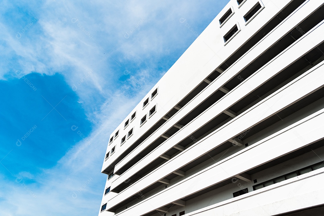 Biblioteca alta na faculdade com céu azul claro e nublado. Conceito de paisagem e construção.