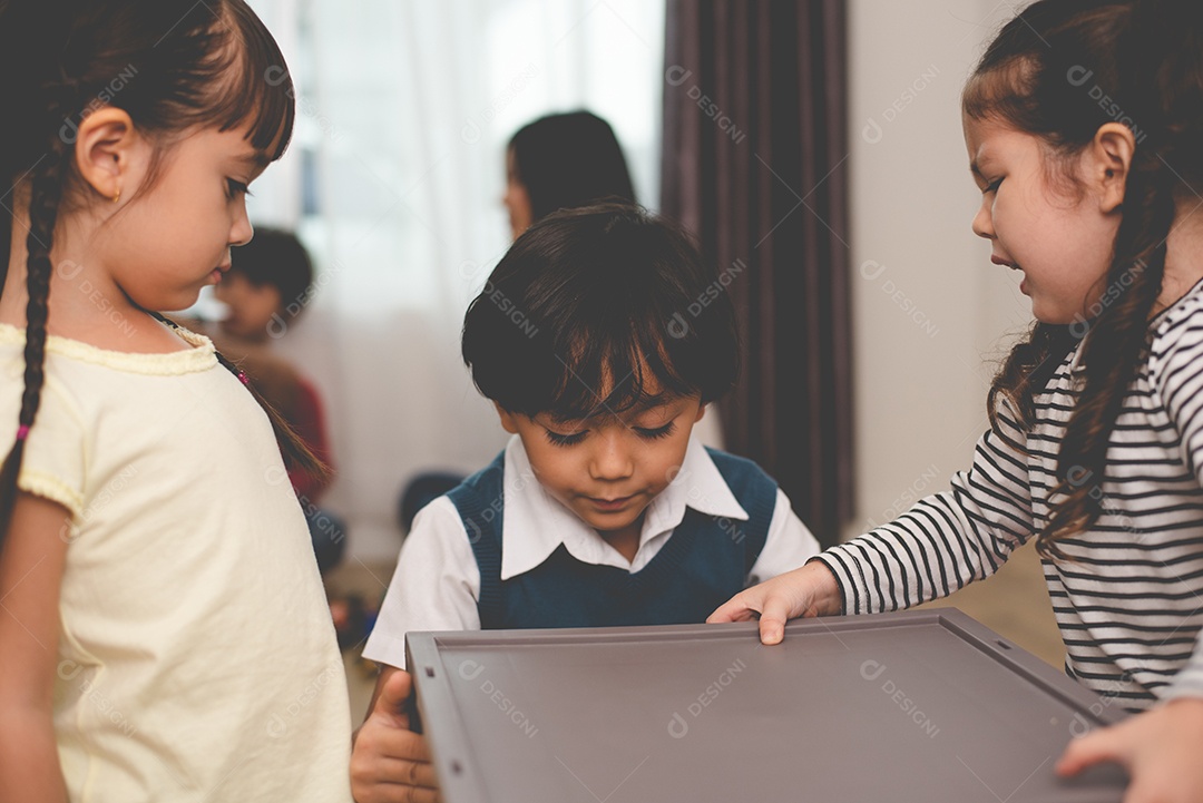 Menino caucasiano lutando por brinquedos no armário de plástico com elas.