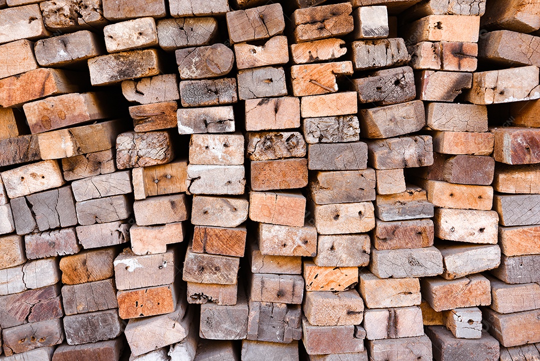 Serraria com armazém cheio de madeiras de corte.