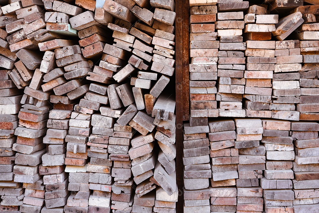 Serraria com armazém cheio de madeiras de corte.