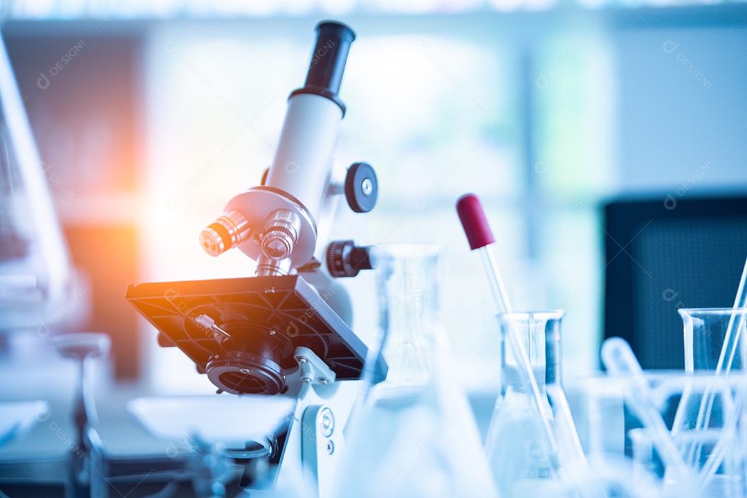 Microscópio de laboratório médico em teste de laboratório de biologia química.