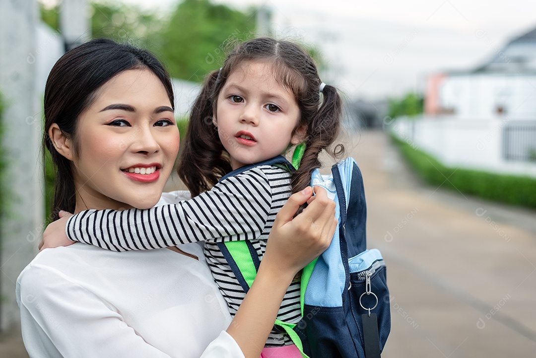 Retrato de mãe e filha juntos antes de ir para a escola.