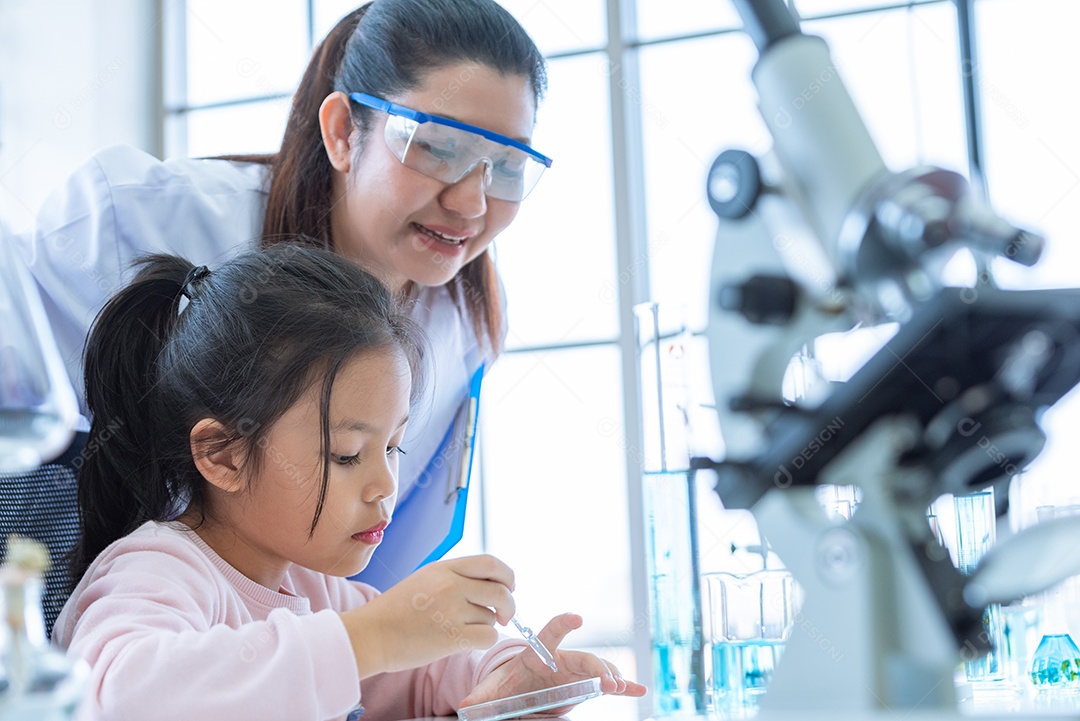 Menina cientista e professora deixando cair solução substância líquida.