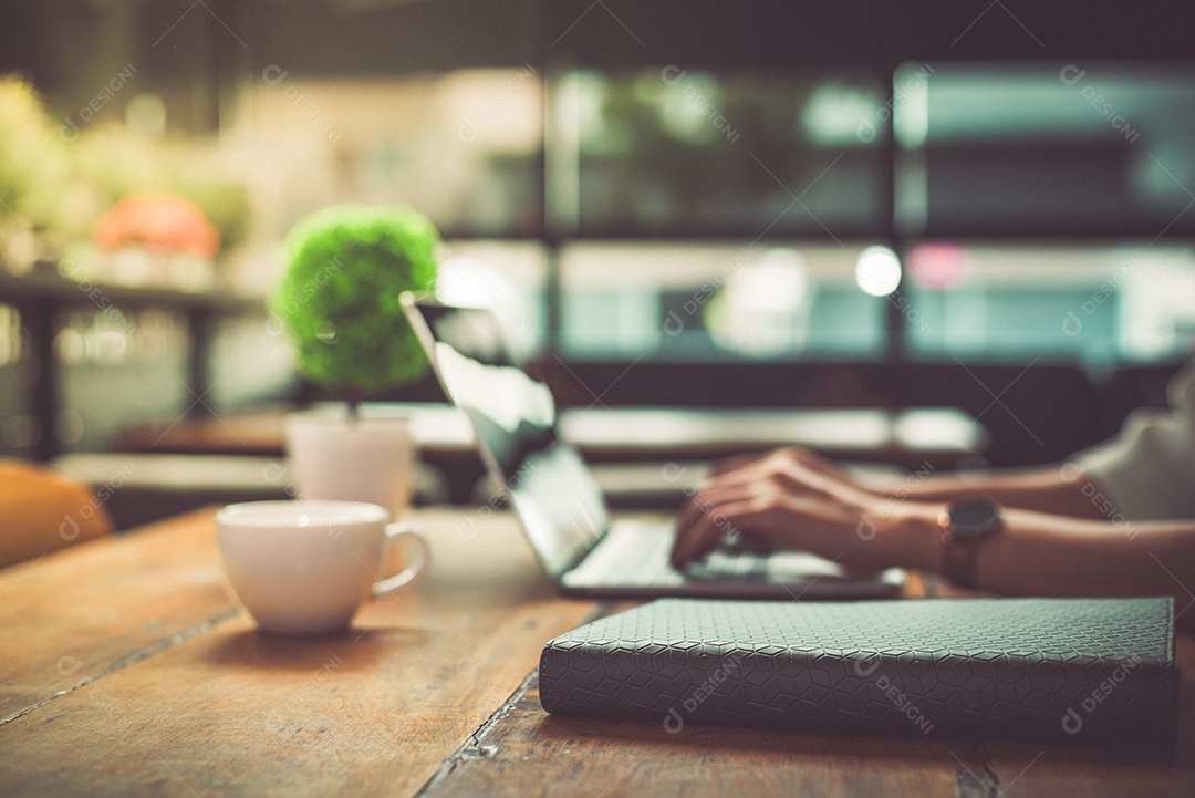 Feche de empresária trabalhando no escritório com o laptop.