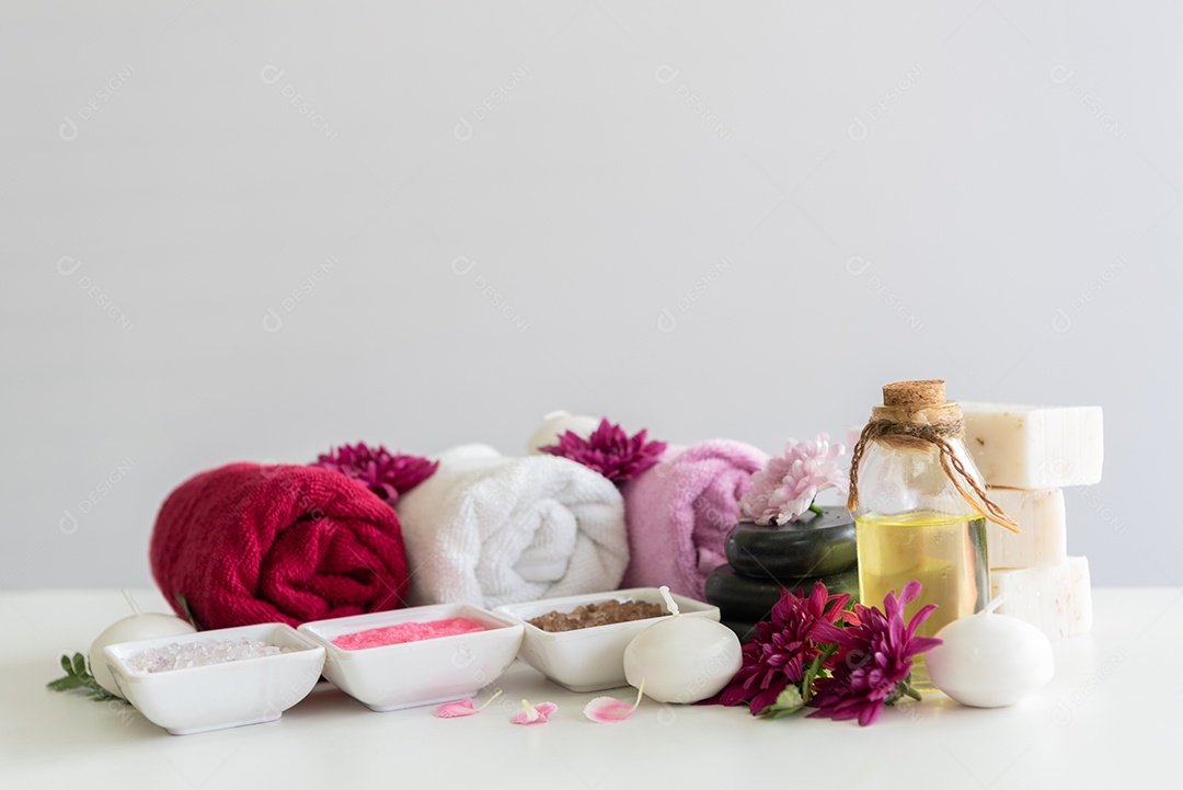 Tratamentos de spa na mesa de madeira branca. Conceito de massagem de terapia de saúde e corpo. Beleza e tema saudável.