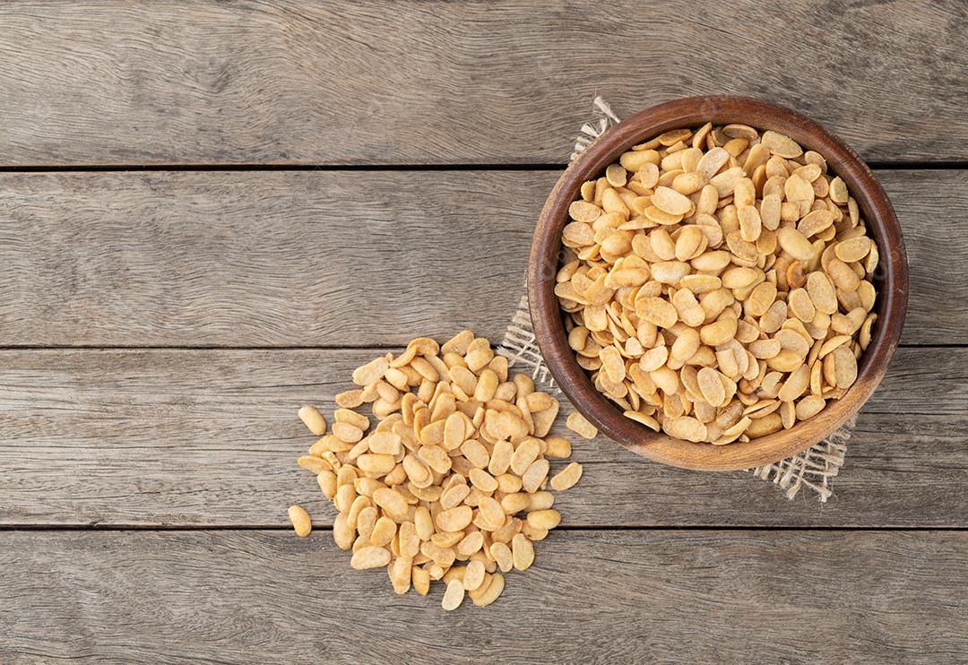 Lanche de feijão de soja frito em uma tigela sobre a mesa de madeira com espaço de cópia.
