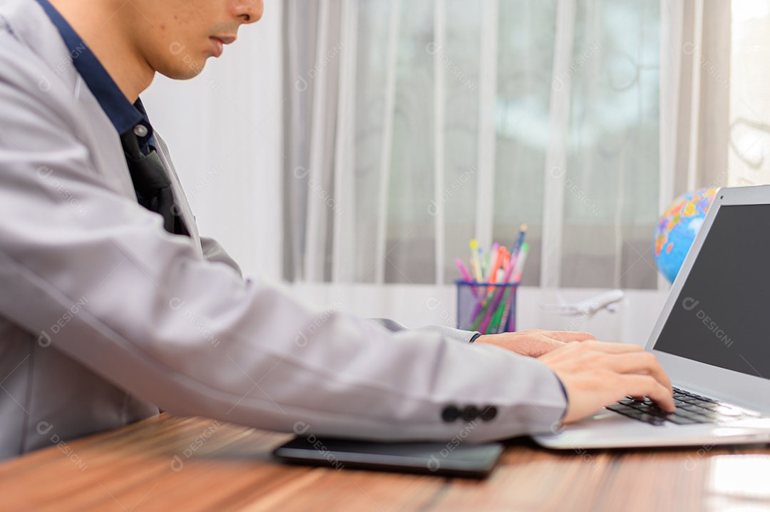 Homem de negócios que usa o computador portátil no escritório