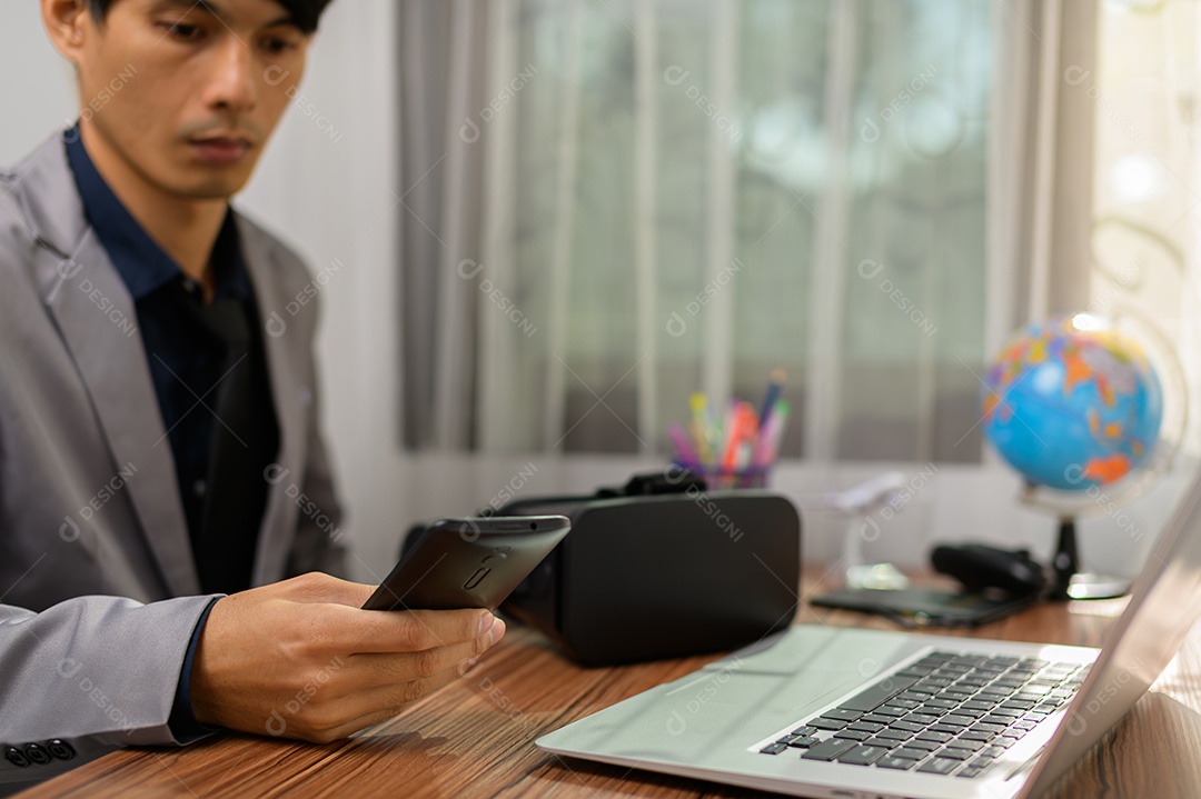 Empresário usando óculos de realidade virtual VR no mundo virtual.