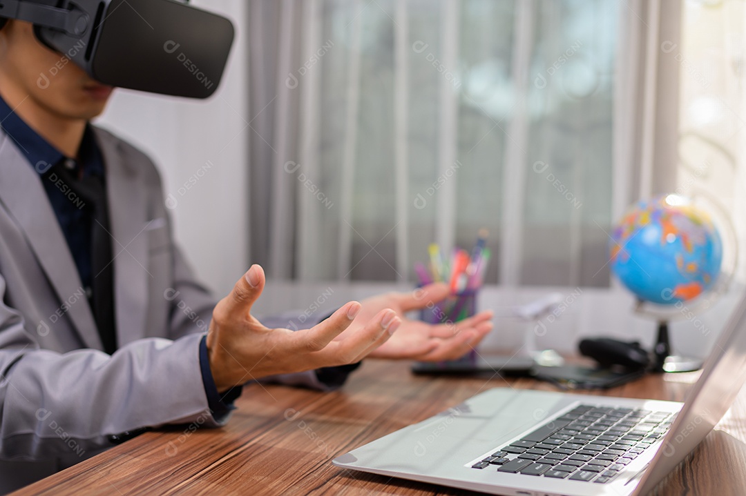 Empresário está usando óculos VR para trabalhar. Mundo virtual.