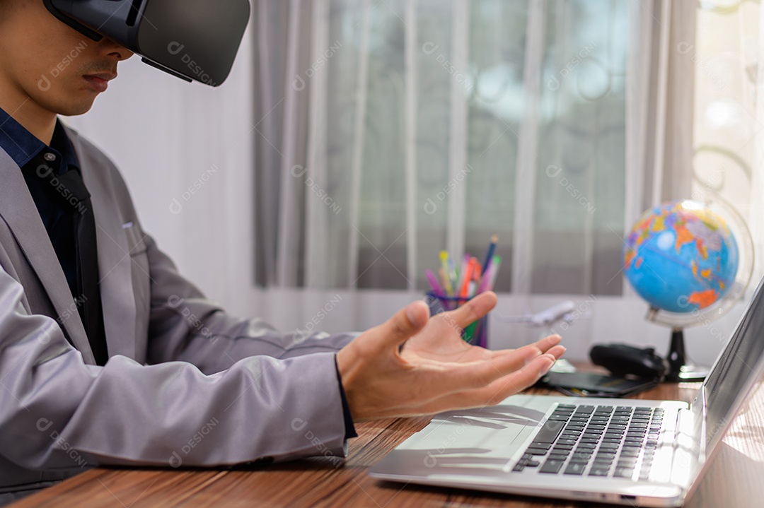 Empresário está usando óculos VR para trabalhar. Mundo virtual.