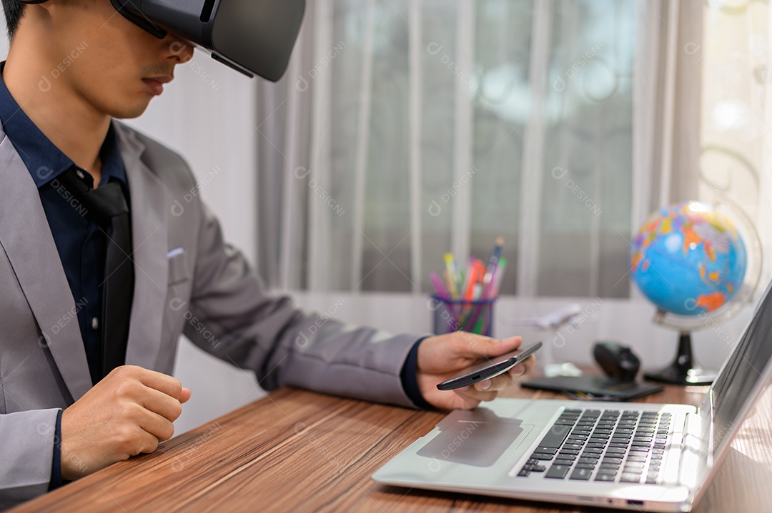 Empresário está usando óculos VR para trabalhar. Mundo virtual.