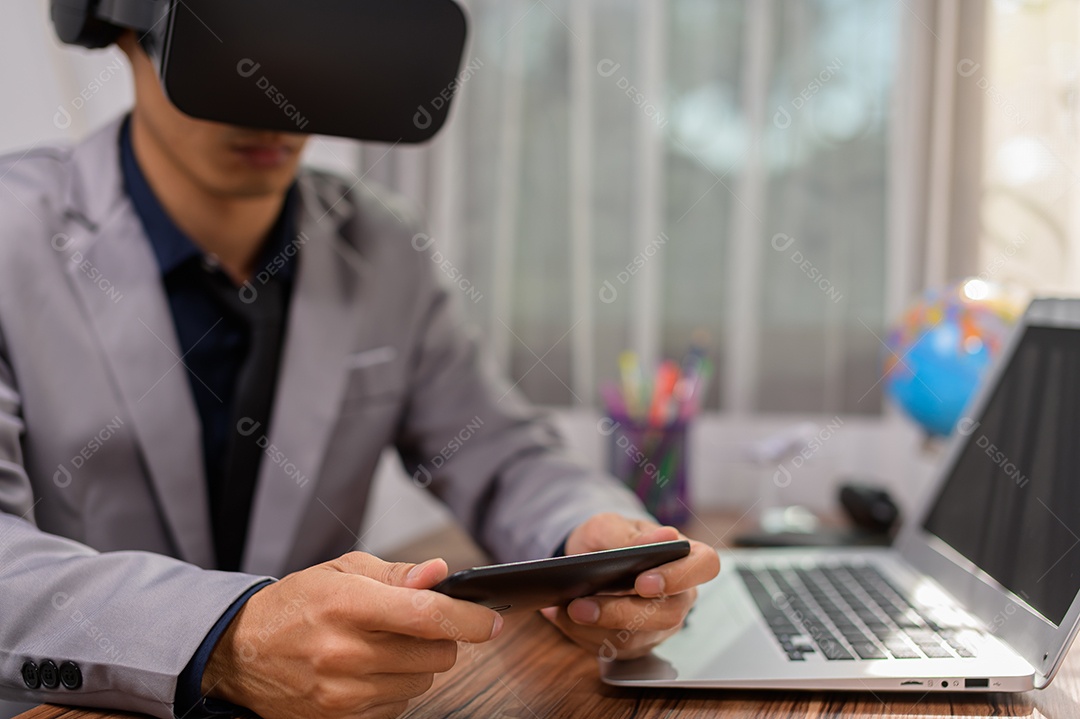 Empresário está usando óculos VR para trabalhar. Mundo virtual.