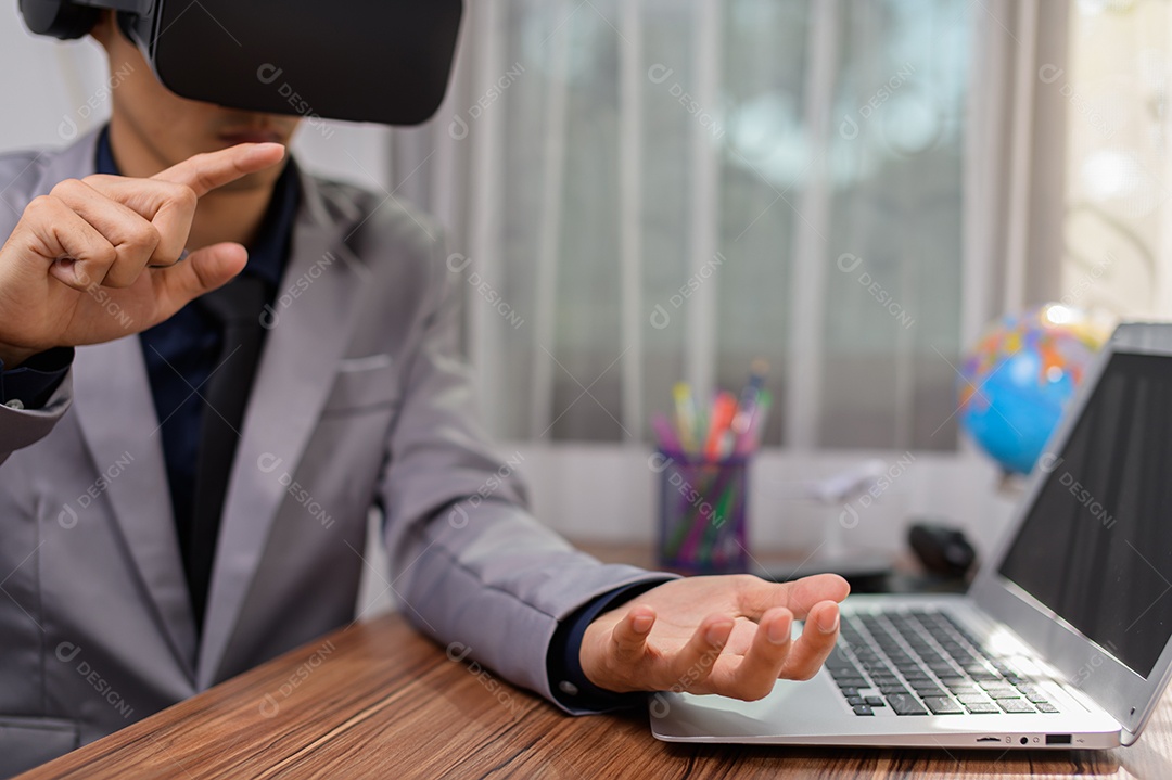 Empresário está usando óculos VR para trabalhar. Mundo virtual.