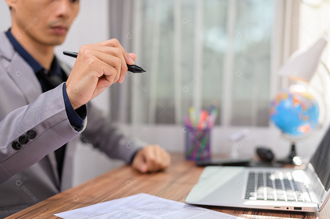 Homem de negócios usando um computador para trabalhar