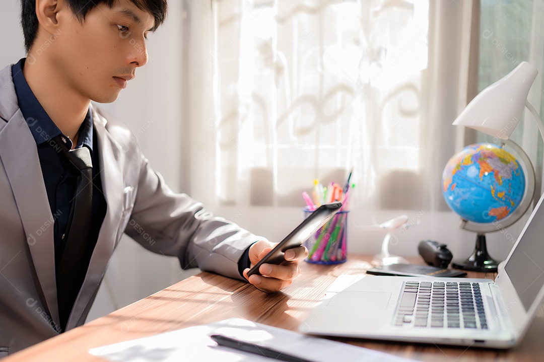 Empresário trabalhando na frente de um notebook em uma mesa