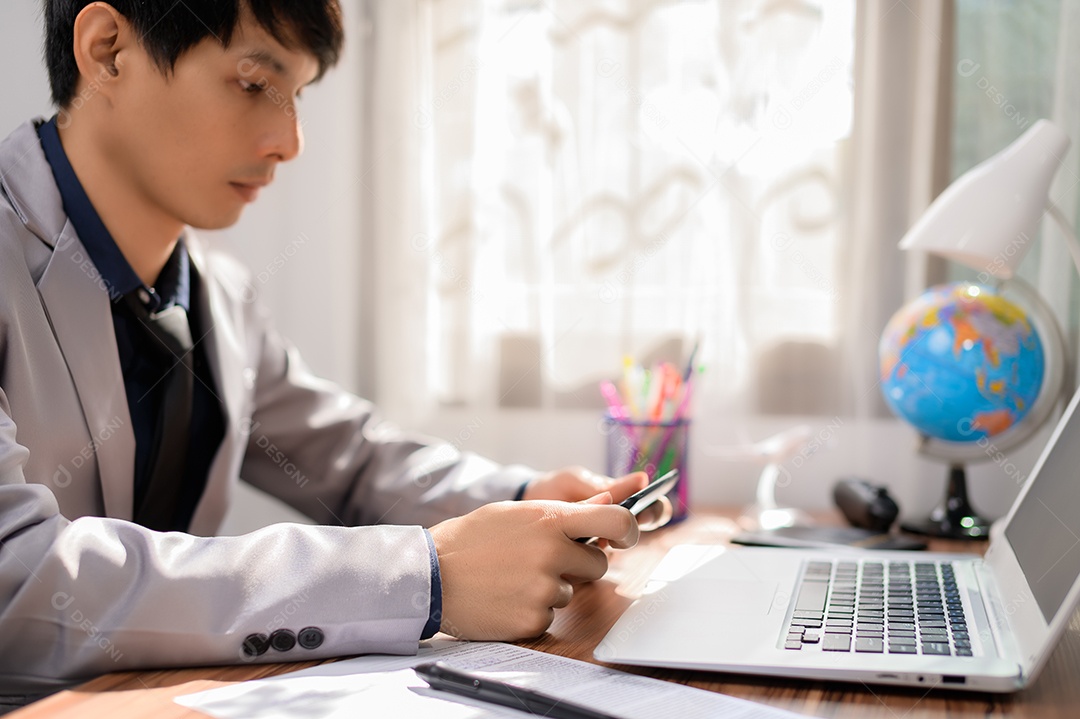 Empresário trabalhando na frente de um notebook em uma mesa