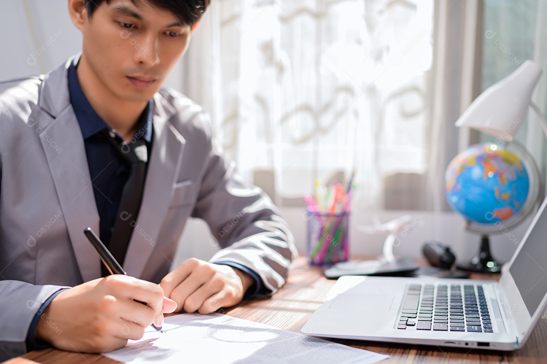 Empresário trabalhando na frente de um notebook em uma mesa