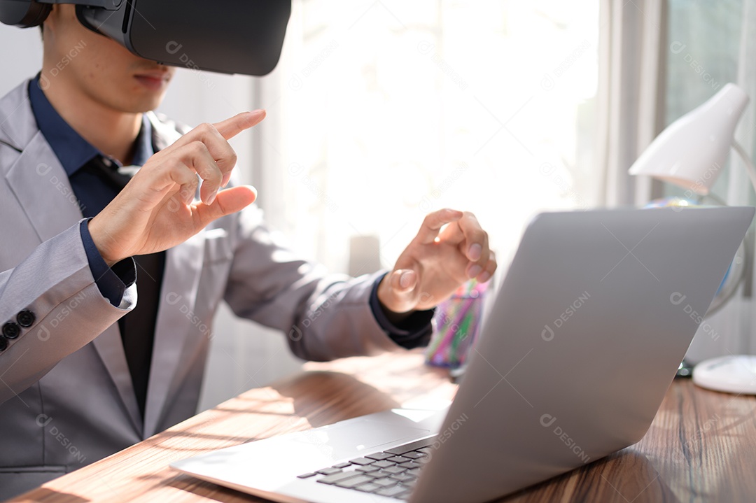 Empresário está usando óculos VR para trabalhar. Mundo virtual.