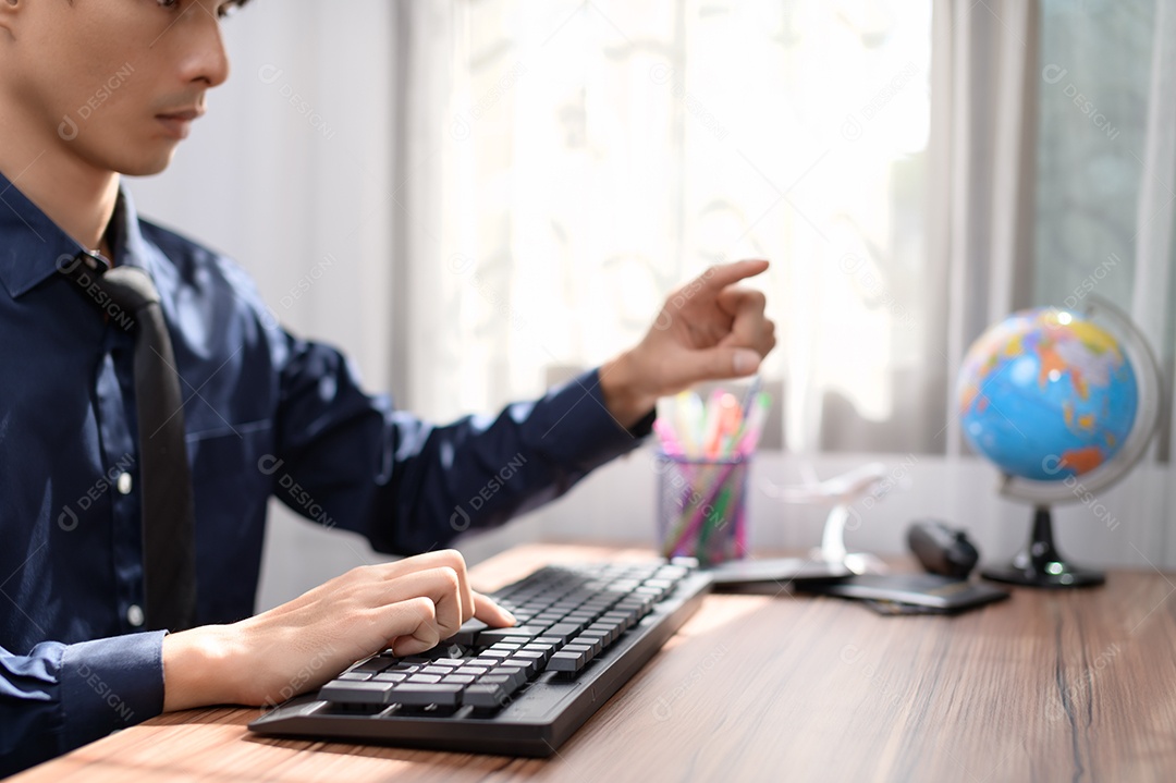 Homem de negócios que trabalha na frente de um computador portátil em uma mesa