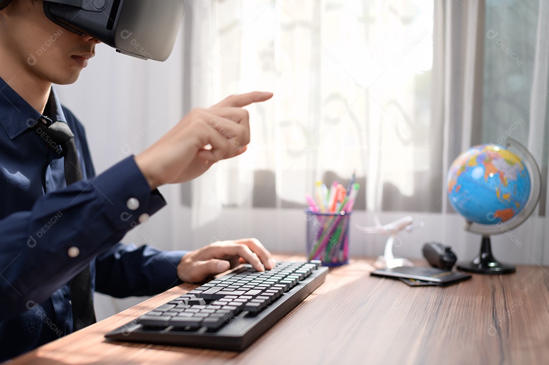 Empresário está usando óculos VR para trabalhar. Mundo virtual.