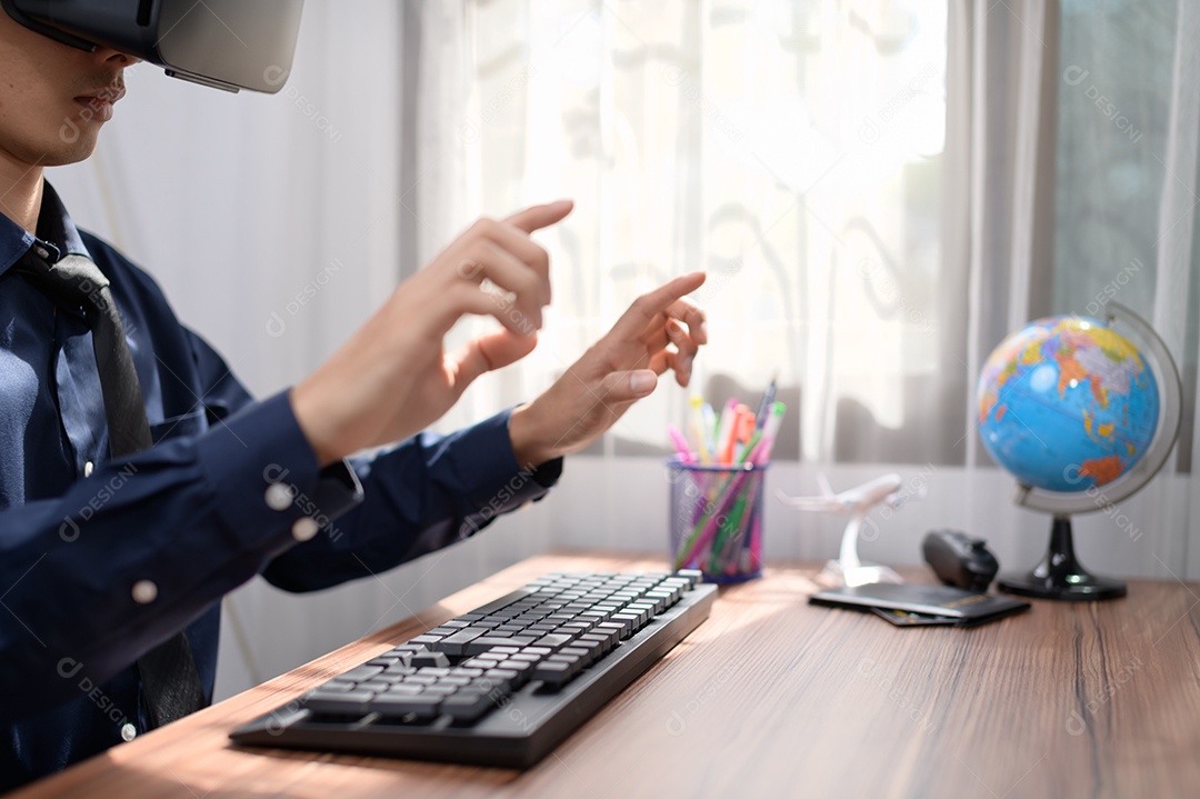 Empresário está usando óculos VR para trabalhar. Mundo virtual.