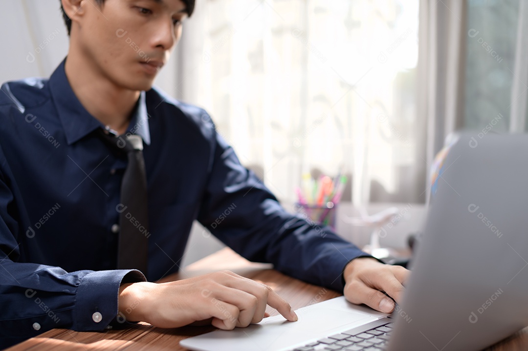 Homem de negócios usando um computador para trabalhar