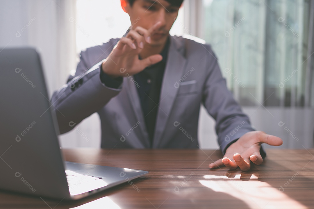 Homem de negócios usando um computador para trabalhar