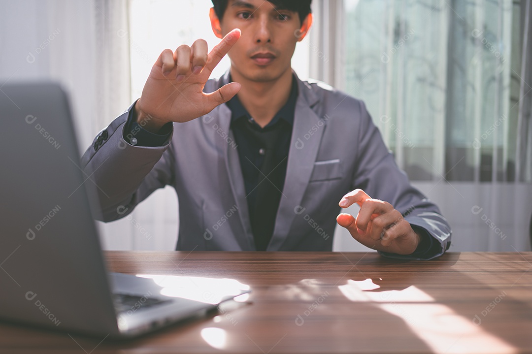 Homem de negócios usando um computador para trabalhar