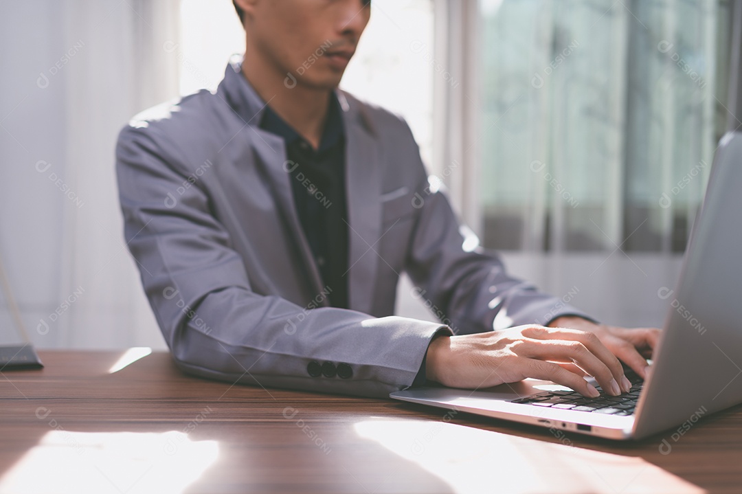 Homem de negócios usando um computador para trabalhar