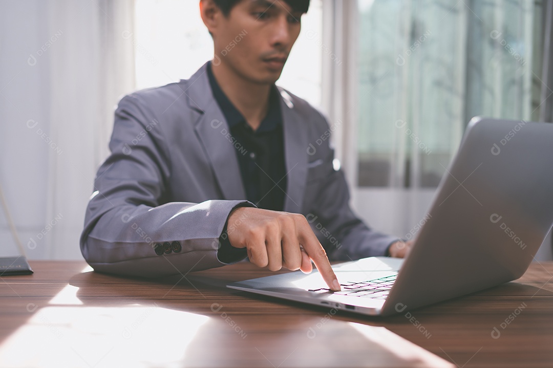 Homem de negócios usando um computador para trabalhar