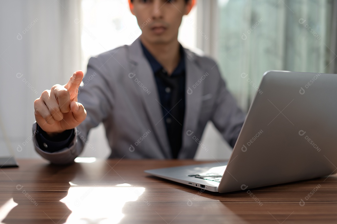 Homem de negócios usa um computador para trabalhar